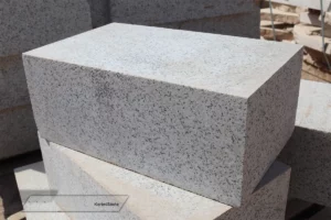 Иранский белый гранит с пиленой поверхностью Белый гранит с пиленой поверхностью для мощения ступеней и облицовки